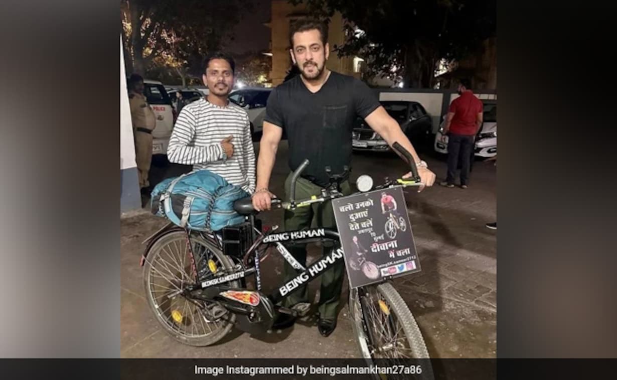 Salman Khan poses with a fan who travelled 1100 km from Jabalpur on cycle to meet him